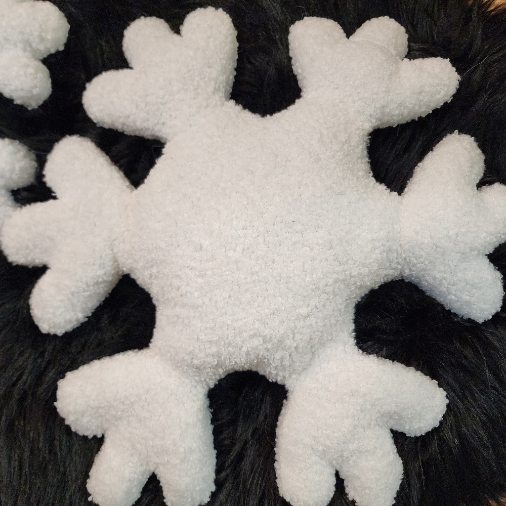 2 White Winter Sherpa Snowflake Shaped Pillows Holiday Decor - Picture 4 of 5